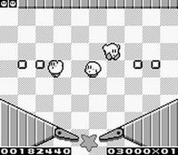 une photo d'Ã©cran de Kirby s Pinball Land sur Nintendo Game Boy